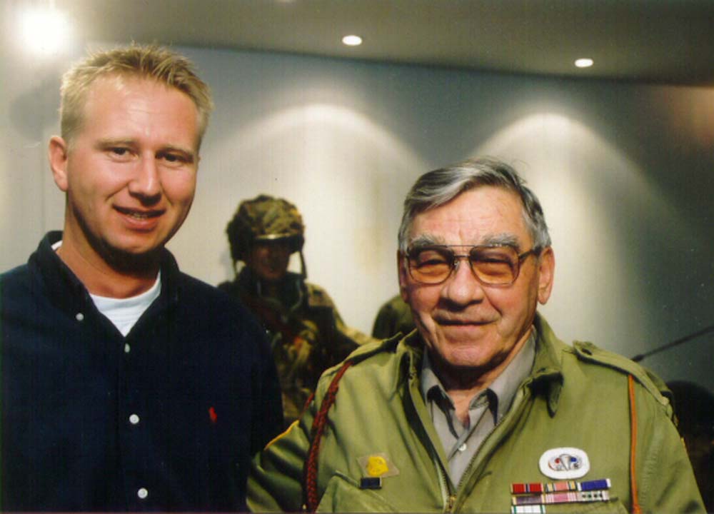 Michel De Trez i Forrest Guth, weteran kompanii E 506th PIR. Fot. © Michel De Trez.jpg